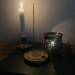 Des bougies et de l'encens, pour créer une ambiance propice à la détente.