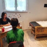 Christel Dijoux, magnétiseuse sur le bassin d'Arcachon, discutant avec une cliente.