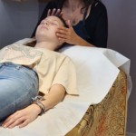 Christel Dijoux, magnétiseur sur le bassin d'Arcachon en pleine séance de magnétisme.