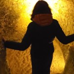 Christel Dijoux dans une crypte souterraine, pour évoquer le suivi de son intuition.