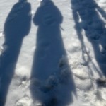 Photo de trois ombres dans la neige en Ariège, dont celle de Christel Dijoux, magnétiseur et praticienne en hypnose.