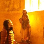 Christel Dijoux, magnétiseur, dans une église à Rimont, en Ariège.