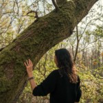 Christel Dijoux, magnétiseur et praticienne en hypnose à Rimont, en Ariège, de dos.